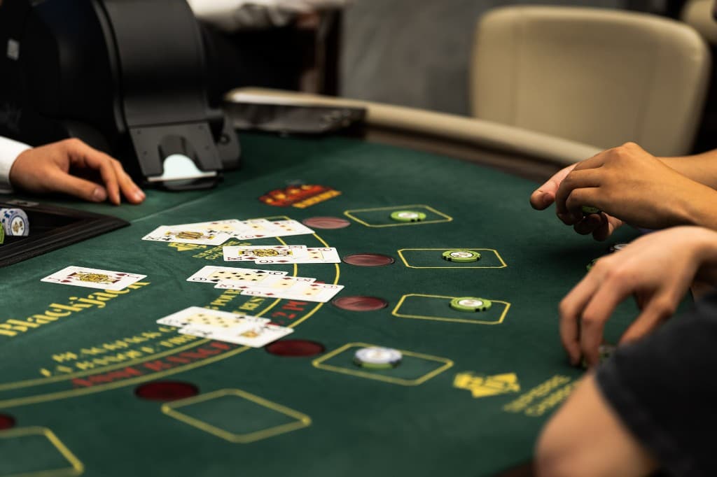 Stół do blackjacka z kartami i żetonami